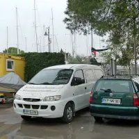 Eden od petih avtomobilov, ki so bili parkirani v poplavljeni garaži