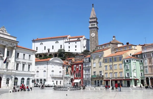 V Piranu je v delavnico domačina prišla ženska in ga udarila z dežnikom po nosu, ko jo je opozoril, naj odide