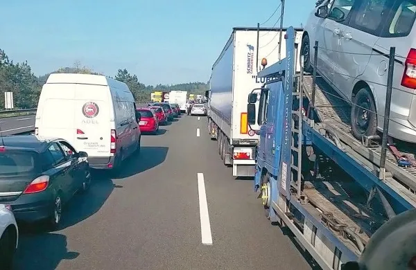 Najdaljše kolone zaradi zapore polovice avtoceste so se raztezale tudi dlje kot 20 kilometrov