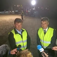 Minister Peter Gašperšič (levo) in predsednik uprave Darsa Matjaž Knez sta si v sredo zvečer oddahnila ob koncu del na primorski avtocesti