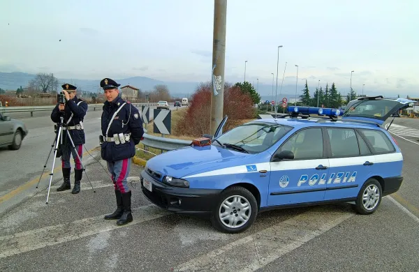 Voznika, ki je peljal v nasprotni smeri, je ustavila patrulja prometne policije
