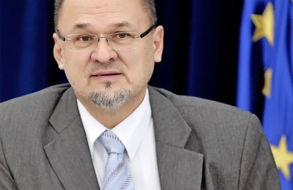 Srbski časnik Politika je danes poročal, da naj bi slovenska vlada Bruslju predlagala, da bi posebni predstavnik EU v BiH postal nekdanji evropski poslanec Jelko Kacin
