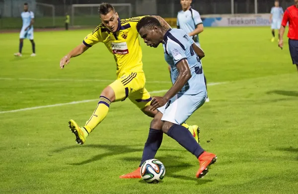 Ezekiel Henty (v modrem dresu) in njegovi soigralci bodo morali začeti zadevati, sicer ne bo točk za Novogoričane