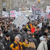 Besedilo Opravičilo človeka je nastajalo v kontekstu vstajniškega gibanja, njegov namen pa je artikulacija nezadovoljstva 