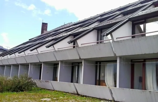 S teh balkonov na južni strani zamaka v spodnje sobe