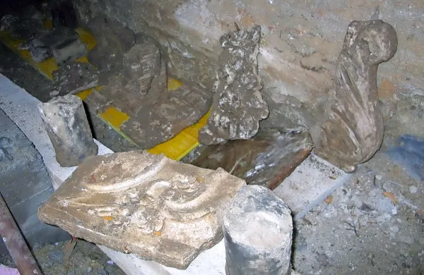 Doslej so arheologi našli dele kipov in oltarja