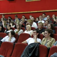 Med  izolskim občinstvom  je bilo mnogo študentov medijskih študijev  koprske humanistične fakultete