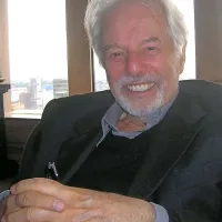 Alejandro Jodorowsky  (letnik 1929) je  svojim letom navkljub zelo vitalen možakar