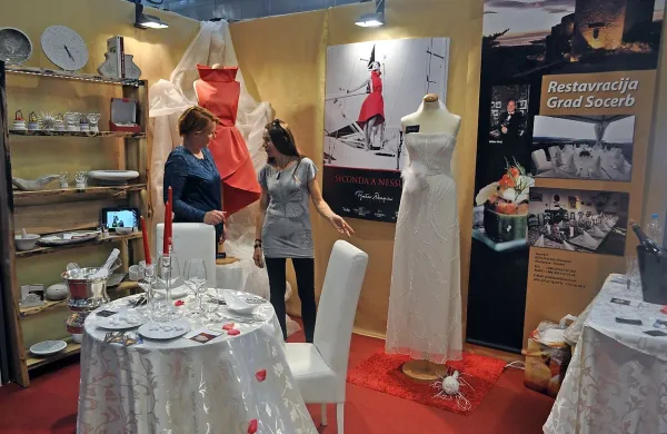 Primorske barve sta na sejmu zastopala tudi kamnosek Jernej Bortolato in modna oblikovalka Tjaša Škapin (levo)