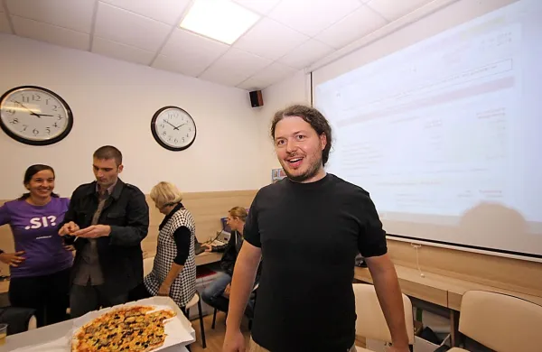 Manojlović ni imel torte, le dostavljeno pico, a je bil kljub temu nasmejan