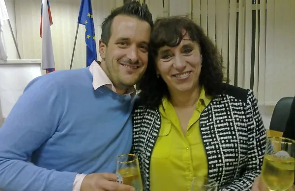 Ivan Kovačič je sinoči prišel v volilni štab Alenke Štrucl Dovgan in ji čestital za zmago