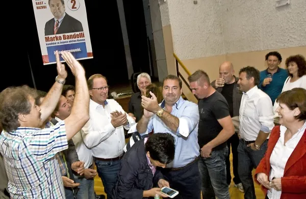 Tako je Marko Bandelli sinoči ob 19.30 v komenskem zadružnem domu  nazdravil županskemu mandatu 