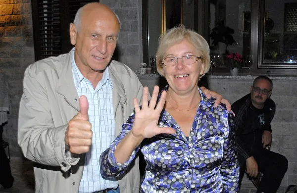 Franc Mužič (na sliki z ženo) je sinoči prepričljivo dobil tudi šesti županski mandat