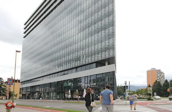 Zaradi ustavitve prodaje polprazen  Eda center še kar nekaj časa ne bo dobil novih lastnikov in posledično tudi ne novih vsebin