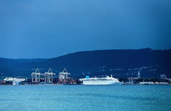 Agencija RS za okolje (Arso) je za danes ponoči zaradi neviht, nalivov in močnega vetra že izdala opozorilo in za celotno državo v drugi polovici noči razglasila oranžni alarm
