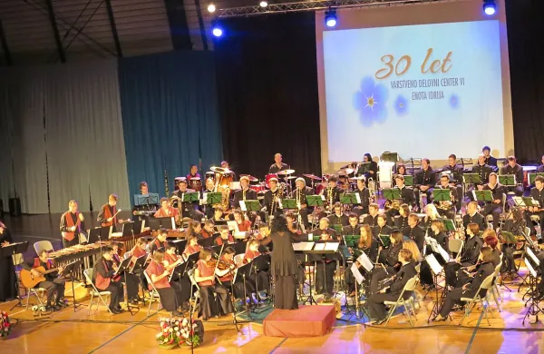 Orkestra idrijske rudarske godbe in chamberyjskega Tetras Lyre  ne priznavata meja
