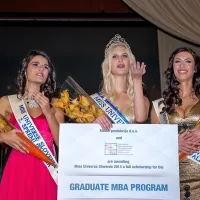 V sredi Urška Bračko, levo druga spremljevalka Gabriela Lozančič, desno pa prva spremljevalka Dijana Purić