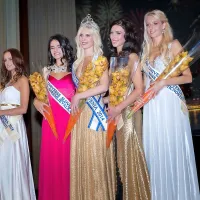 Skrajno desno in skrajno levo še Miss fotogeničnosti Tjaša Cerovšek in Miss simpatičnosti Urška Novak