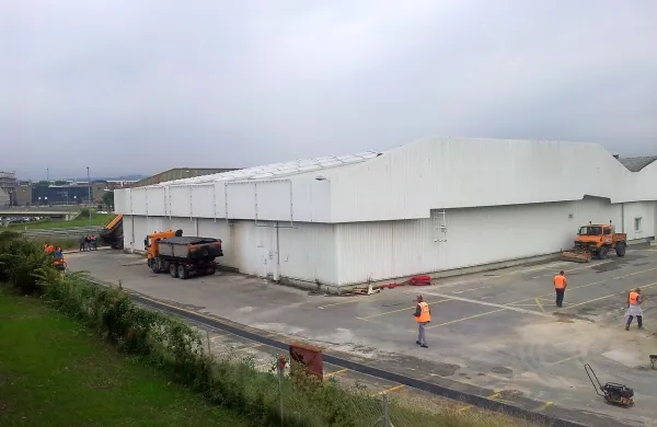 Delavci  CPK Koper že kakšen dan zasedajo dvorišče nekdanjega Citroena, kjer za Elektro Primorska gradijo kabelsko kanalizacijo za elektroomrežje  