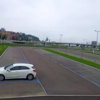 Koprska občina je  med priključkom na hitro cesto in poslopjem nekdanjega Citroena v Semedeli zgradila 186 novih parkirišč. Čeprav je že ves mesec tam mogoče parkirati brezplačno, je bilo včeraj zasedeno le eno parkirno mesto.