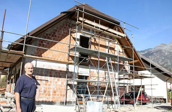 Ivo Kravanja se bo s  soprogo v novo hišo vselili spomladi, številni pa čakajo v negotovosti
