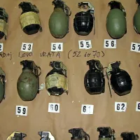 V citroenu so našli 59 ročnih bomb, pet avtomatskih pušk in več nabojev 