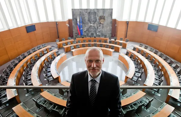 Zaradi izjav v intervjuju Mladini v SDS zahtevajo razrešitev predsednika DZ Milana Brgleza