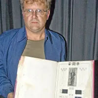 Srečko Rože z originalnim katalog tkanin, starim 100 let
