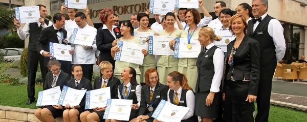 Prejemniki medalj iz družbe Istrabenz Hoteli. Na fotografiji desno je izvršna direktorica za hotelsko operativo Maja Križmančič.