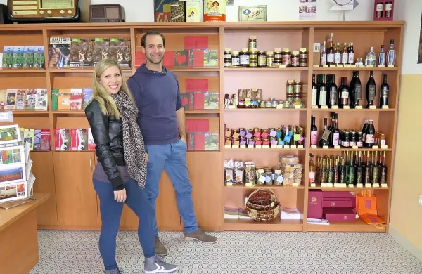 Nastja Bratož in Tom Ločniškar iz TIC Sežana v lokavski trgovin'ci