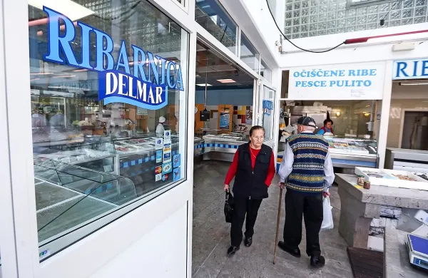 Ribarnica na koprski tržnici, ko je bila še Delmarjeva, danes na izložbenem oknu piše samo ribarnica, nalepko Delmar pa so odlepili