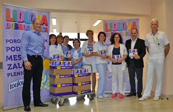 Donacija pleničk za porodni&scaron;nico v Izoli