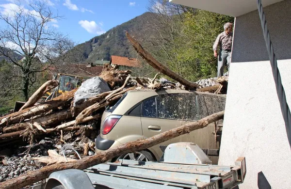 “Zasulo nam je avtomobil, drugega  poškodovalo, samo da smo živi,”  ne dramatizira Kosova.
