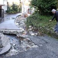 Stojan Šorli iz Kneže je pokazal, kako visoko je segala voda, ki je uničila lokalno cesto 