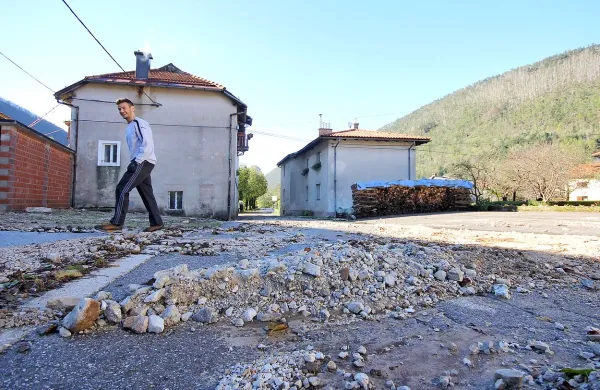 Čepovan je bil poln nanosov. Voda nosi več materiala tudi zaradi erozije na okoliških pobočjih, ki je posledica lanskega žleda. 