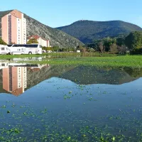 Kot vedno ob močnejših nalivih, se je v priložnostno jezero spremenil travnik med Ulico Gradnikove brigade in Kidričevo