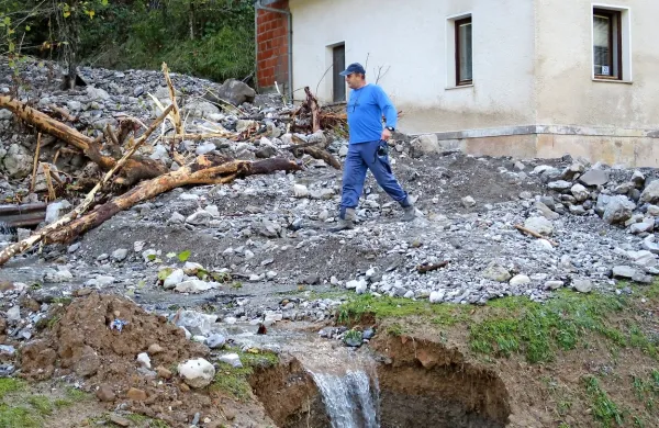 Na spodnjeidrijskem  Poklonu so naplavine zasule del stanovanjske hiše