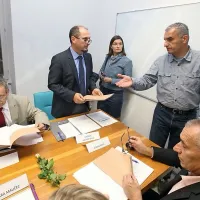 Darko Kavre (na fotografiji levo), Gašpar Gašpar Mišič in Gregor Strmčnik  na prvi seji niso prišli skupaj glede sejnin