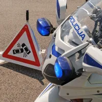 Pijan za volanom trčil v prometni znak in po&scaron;kodoval delavca