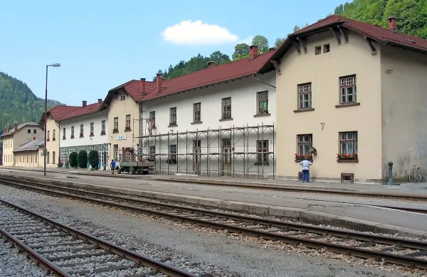 Železniška proga med Mostom na Soči in Podbrdom je spet odprta