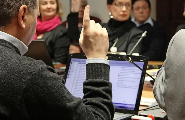 Svetnikom v Šempetru vsak mandat kupijo nov prenosnik za približno 900 evrov ... 