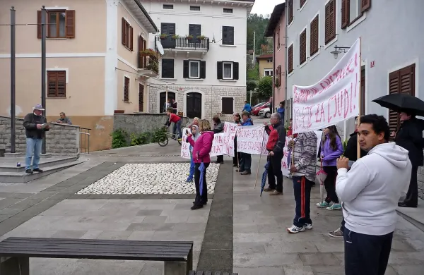 Tudi stanovalci Kolodvorske ulice v Kanalu nočejo stolpa za  telekomunikacije skoraj pred pragom 