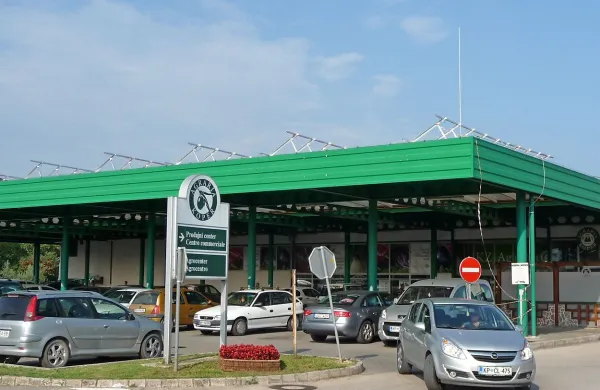 V Agrarii so dopoldne posredovali gasilci. Direktor Kmetijske zadruge  Robert Fakin je zatrdil, da ni zagorelo, je pa tleči kabel povzročil veliko dima.