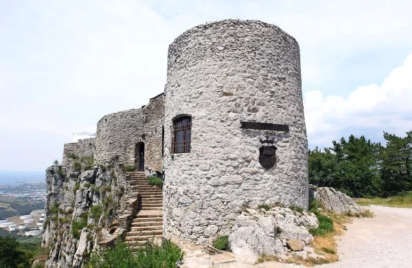 Koprska občina in ministrstvo za kulturo se dogovarjata, da bi v prihodnje upravljanje tega spomenika državnega pomena prenesli pod okrilje lokalne skupnosti 