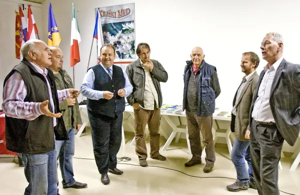 Nekateri od sodelujočih v javni razpravi na temo medved in čebele (od leve) Ivan Atelšek, Jure Justinek, Marko Jonozovič, Andrej Sila, Evgen Štok (čebelar s Krasa) , Ivan Kos in Alojz Marn