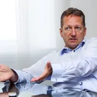 Boris Popovič si je med preizkusno dobo nakopal še eno kazensko ovadbo in tožbo zaradi razžalitve. Tokrat ga je ovadil Vejsil Hot.