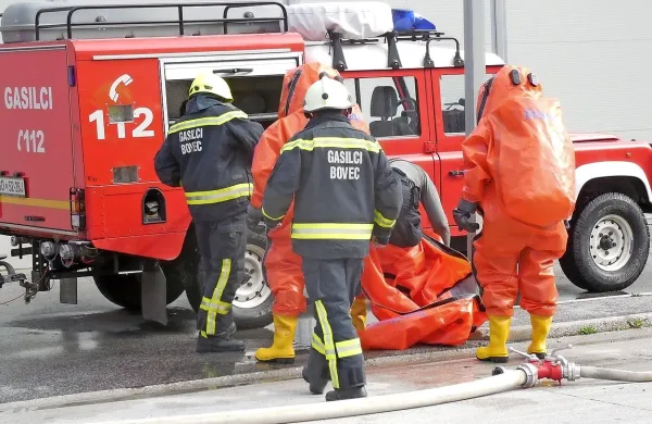 Za gašenje nevarnih in vnetljivih snovi so si gasilci nadeli posebne skafandre