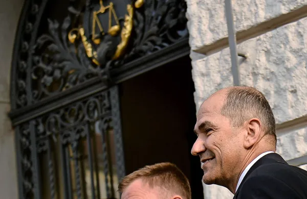 Potem ko je obsojenemu prvaku SDS Janezu Janši na podlagi zakona minuli teden prenehal poslanski mandat, je Janša preko odvetniške pisarne Matoz na ustavno sodišče že vložil pritožbo zaradi odvzema mandata