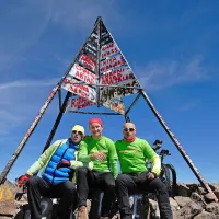 Igor Kleč, Branko Belingar in Boris Bizjak (z leve) na vrhu 4167 metrov visoke gore Toubkal