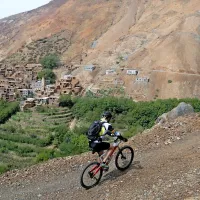 Svojevrsten pečat so pustolovščini vtisnile tudi gorske berberske vasi, mimo katerih so pedalirali